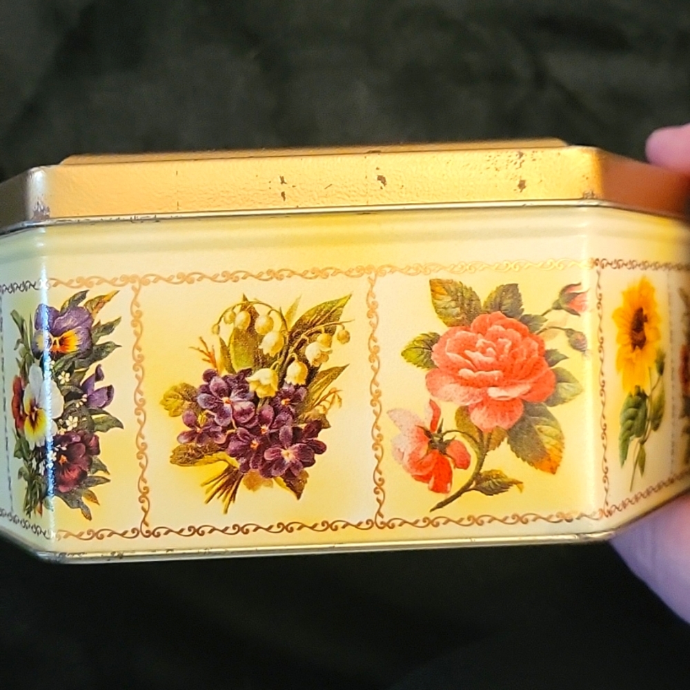 Vintage Rose 🌹 Octagon  Tin - Picture 4 of 16